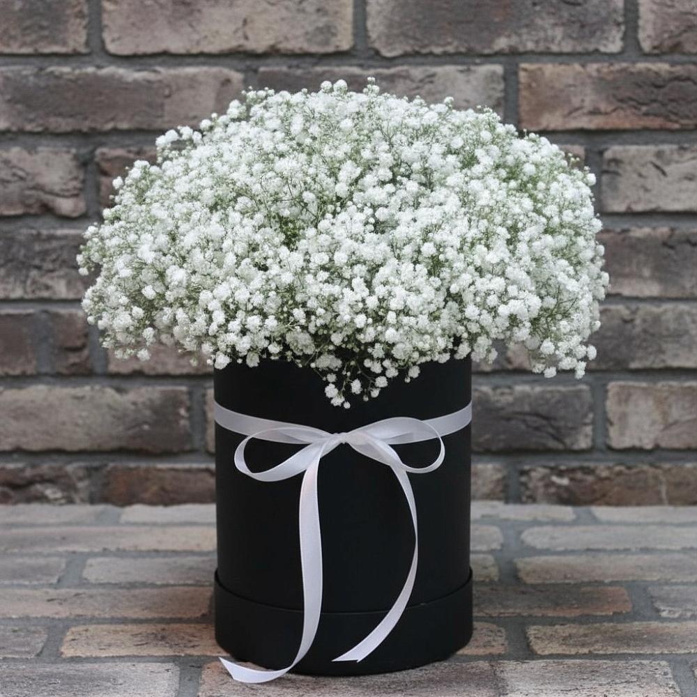 Цветочная композиция из Гипсофила в шляпной коробке в Баксане