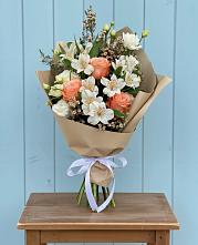 Букет цветов из:  Альстромерии, Лизиантусы, Розы и Хризантемы в Баксане