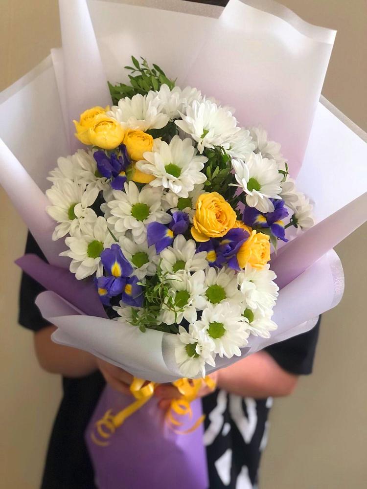 Букет цветов из: Ирисы, Хризантемы и Розы в Баксане