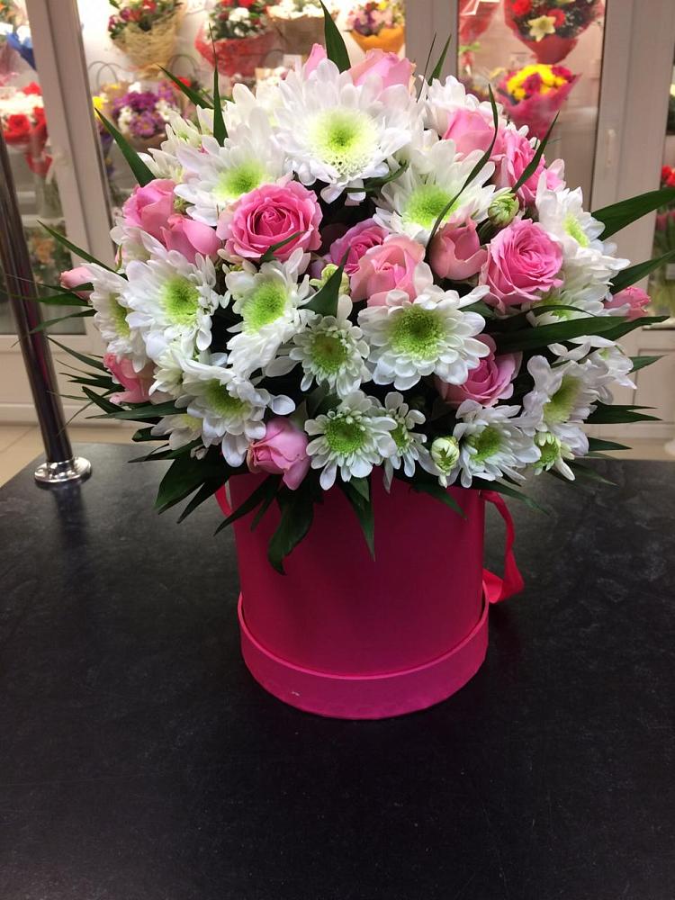 Цветочная композиция из Розы и Хризантемы в шляпной коробке в Баксане