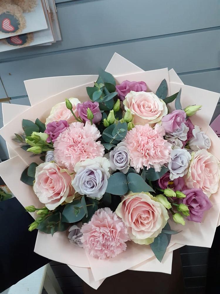 Букет цветов из: Розы, Гвоздики и Лизиантусы в Баксане